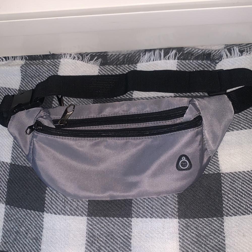 Fanny pack / shoulder bag ??
